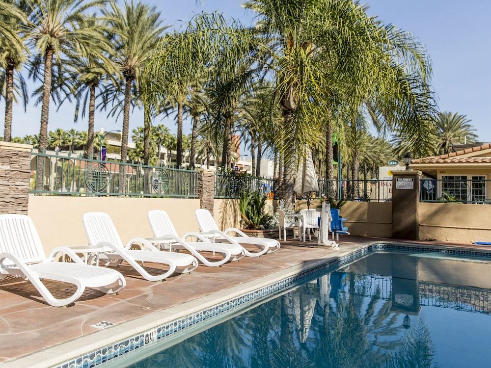 Anaheim Islander Inn And Suites Near Park And Convention Center Buitenkant foto