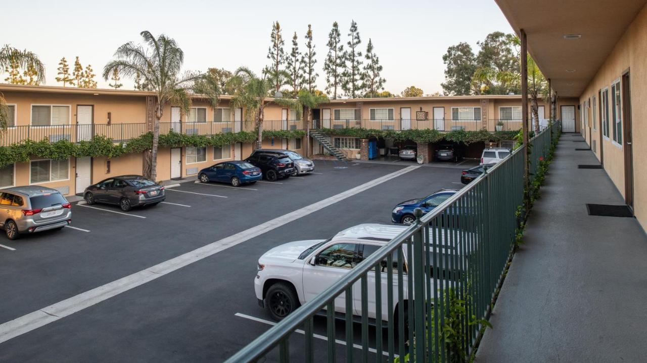 Anaheim Islander Inn And Suites Near Park And Convention Center Buitenkant foto